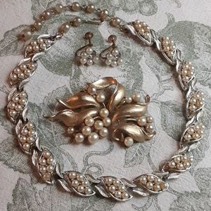 c1940-50 CORO GT FAUX PEARL CHOKER & BROOCH Demi-Parure